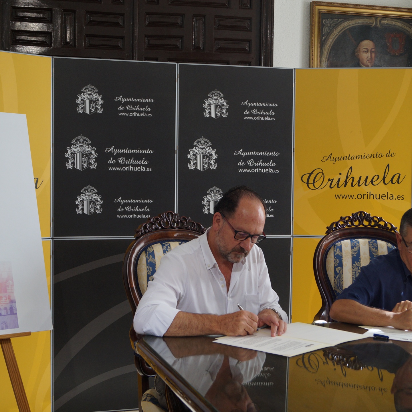 El Ayuntamiento de Orihuela y la Archicofradía de Monserrate suscriben un acuerdo para la colocación del mural cerámico con el poema “El Nazareno” de Miguel Hernández.