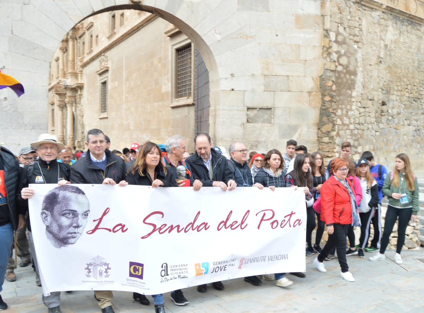 2.000 senderistas inician la Senda del Poeta desde Orihuela recordando a Miguel Hernández en el 75º aniversario de su fallecimiento