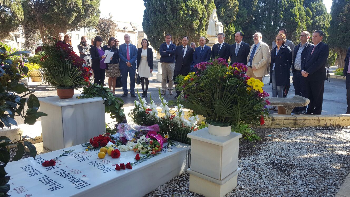 El Ayuntamiento de Orihuela rinde homenaje a Miguel Hernández ante su tumba.